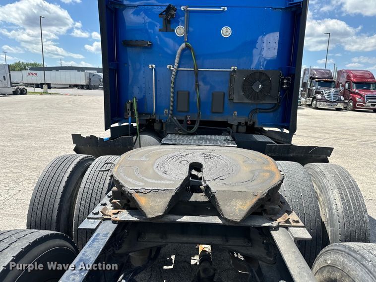 image for item DS4172 2019 Kenworth T680 semi truck