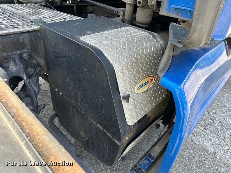 image for item DS4172 2019 Kenworth T680 semi truck