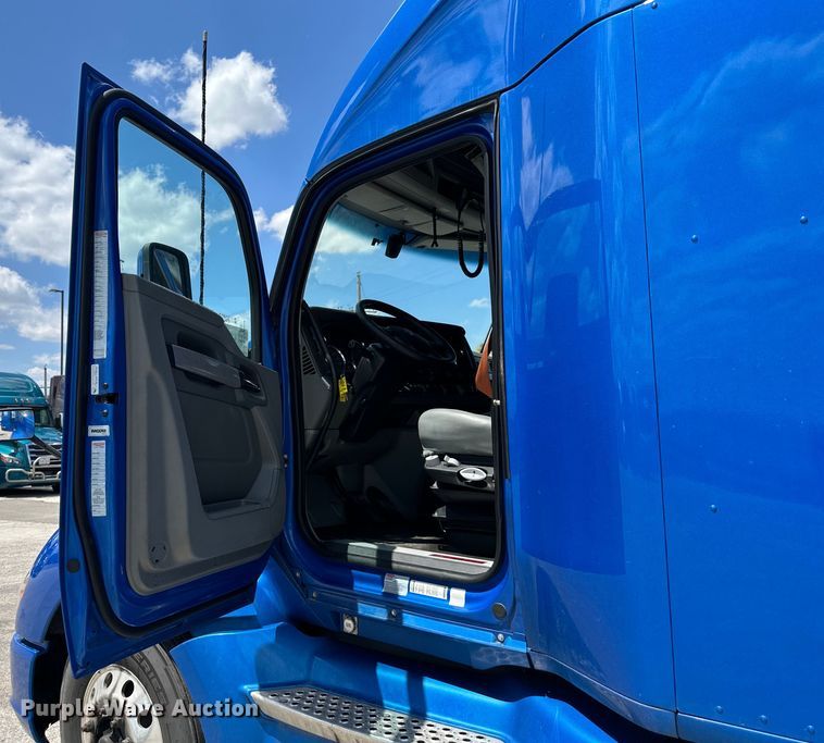 image for item DS4172 2019 Kenworth T680 semi truck