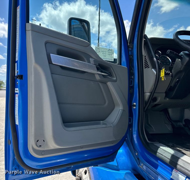 image for item DS4172 2019 Kenworth T680 semi truck