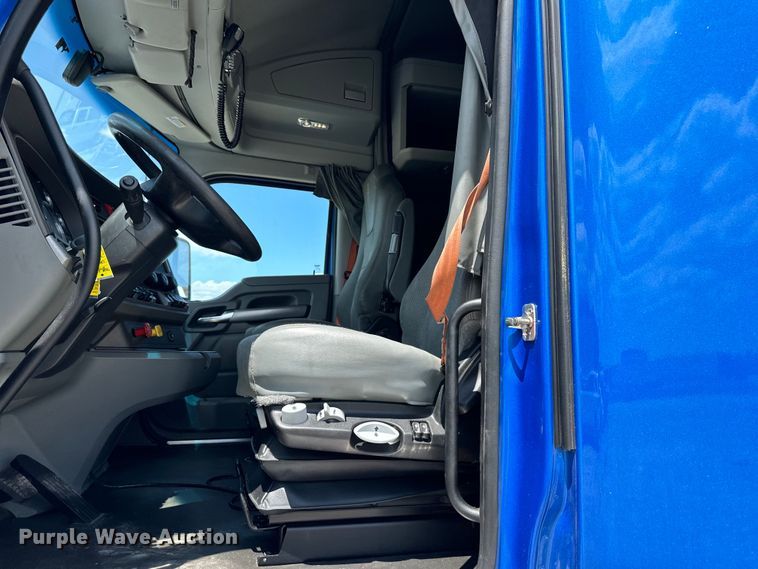 image for item DS4172 2019 Kenworth T680 semi truck