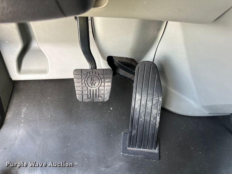 image for item DS4172 2019 Kenworth T680 semi truck