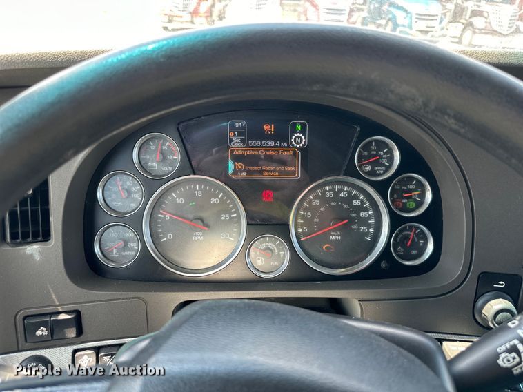 image for item DS4172 2019 Kenworth T680 semi truck