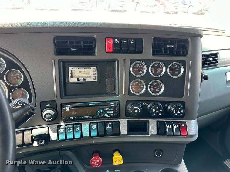 image for item DS4172 2019 Kenworth T680 semi truck