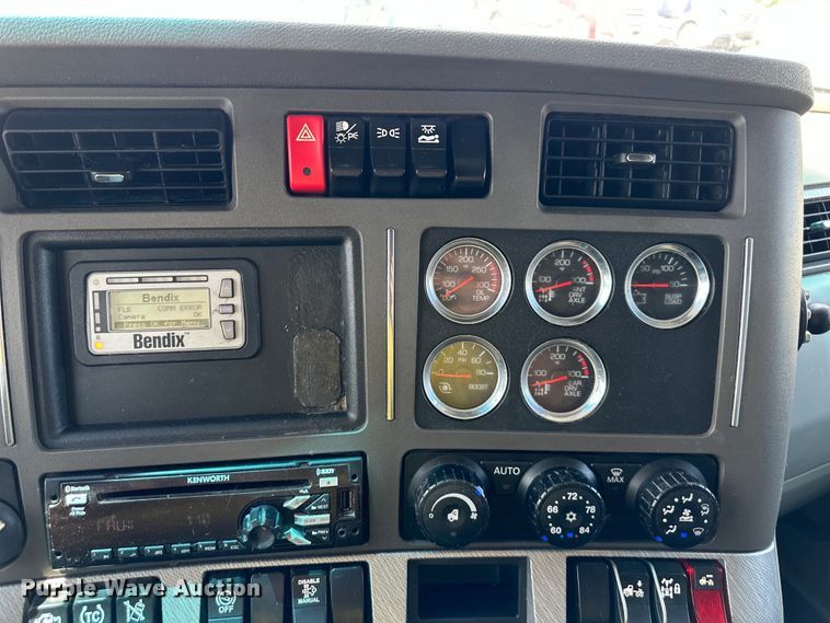 image for item DS4172 2019 Kenworth T680 semi truck