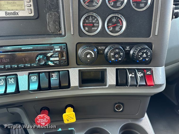image for item DS4172 2019 Kenworth T680 semi truck