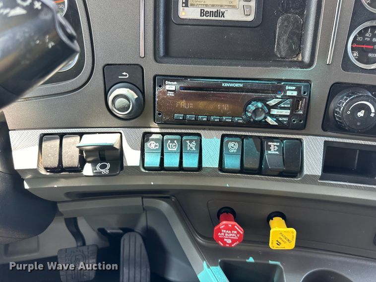 image for item DS4172 2019 Kenworth T680 semi truck