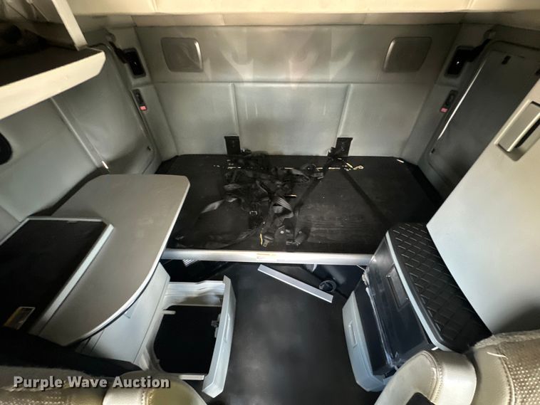 image for item DS4172 2019 Kenworth T680 semi truck