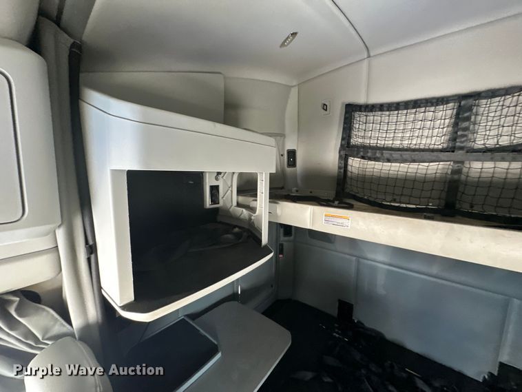 image for item DS4172 2019 Kenworth T680 semi truck