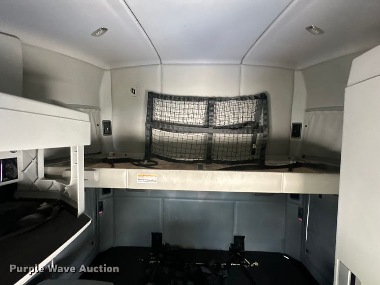 image for item DS4172 2019 Kenworth T680 semi truck