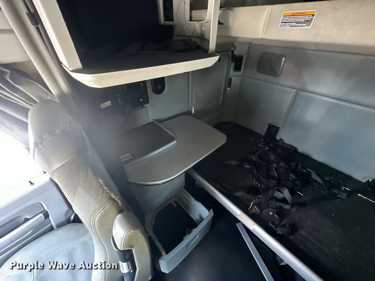 image for item DS4172 2019 Kenworth T680 semi truck