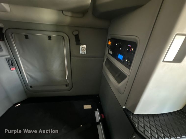 image for item DS4172 2019 Kenworth T680 semi truck