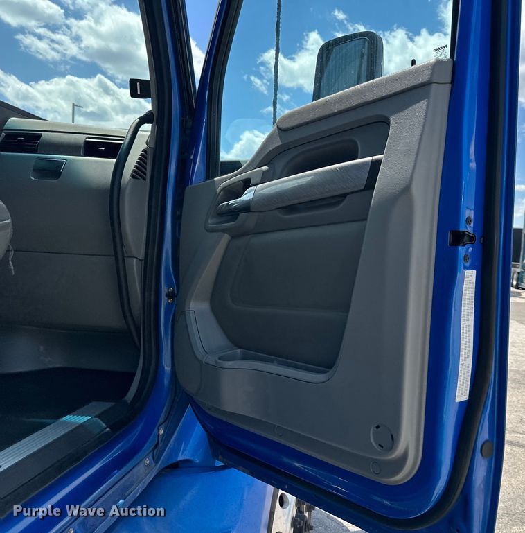 image for item DS4172 2019 Kenworth T680 semi truck