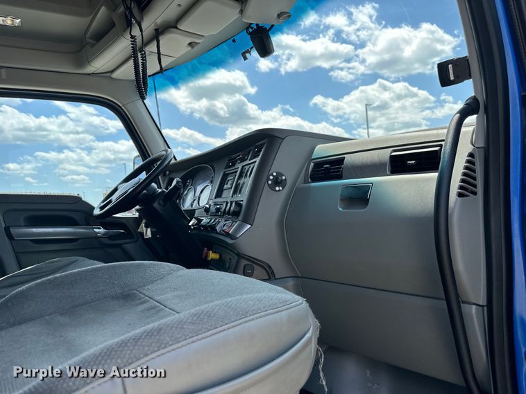 image for item DS4172 2019 Kenworth T680 semi truck