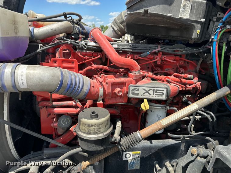 image for item DS4172 2019 Kenworth T680 semi truck