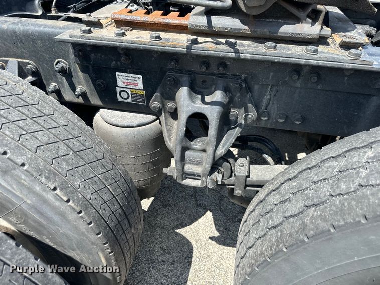 image for item DS4172 2019 Kenworth T680 semi truck