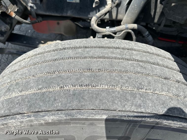 image for item DS4172 2019 Kenworth T680 semi truck