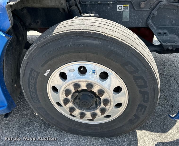 image for item DS4172 2019 Kenworth T680 semi truck