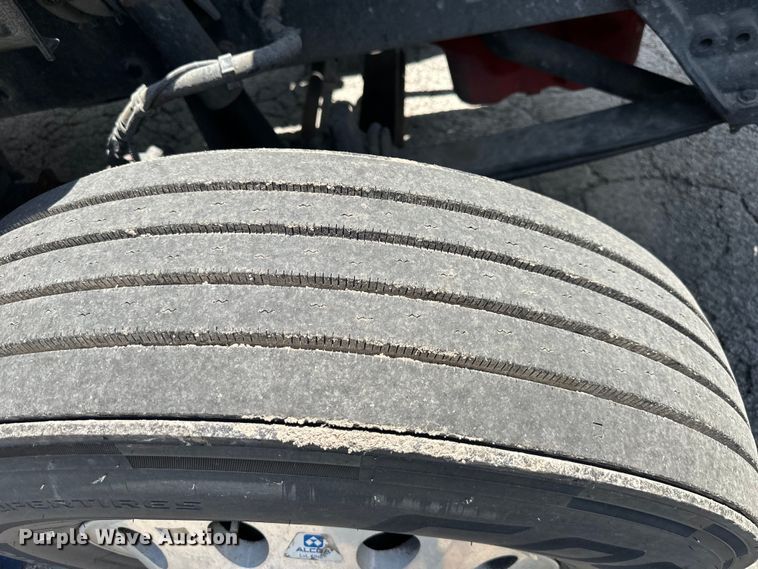 image for item DS4172 2019 Kenworth T680 semi truck