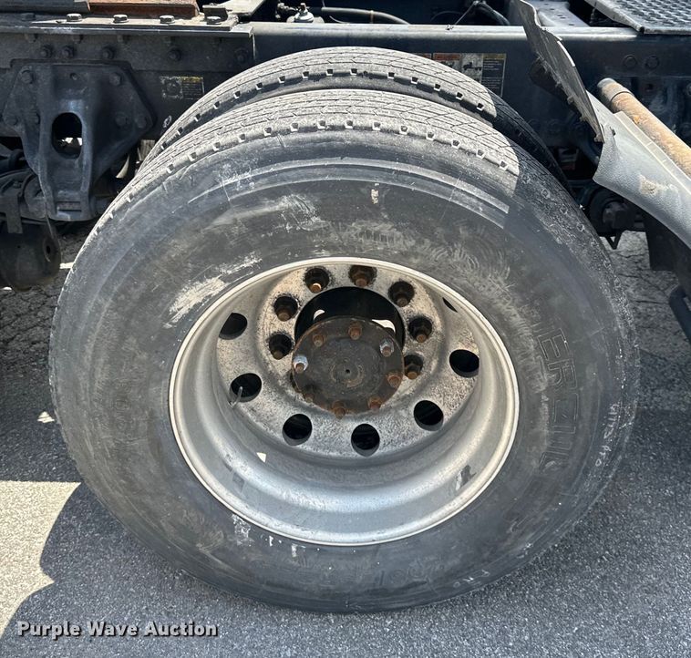 image for item DS4172 2019 Kenworth T680 semi truck