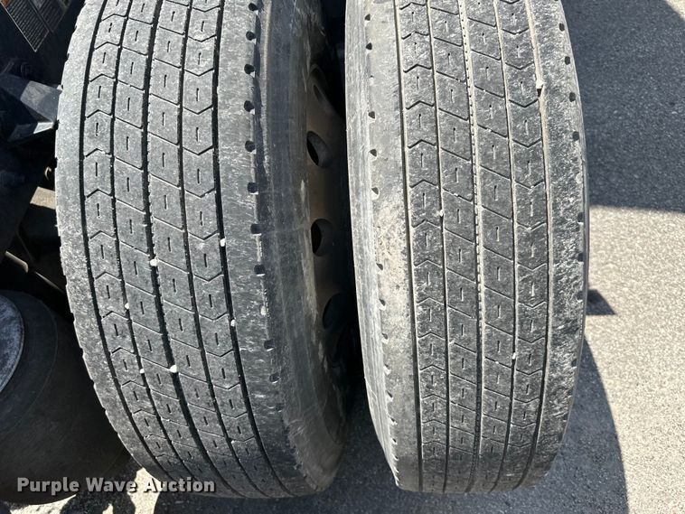 image for item DS4172 2019 Kenworth T680 semi truck