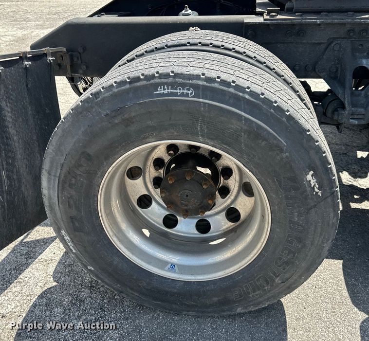 image for item DS4172 2019 Kenworth T680 semi truck