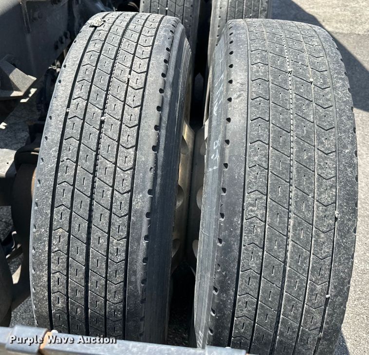 image for item DS4172 2019 Kenworth T680 semi truck