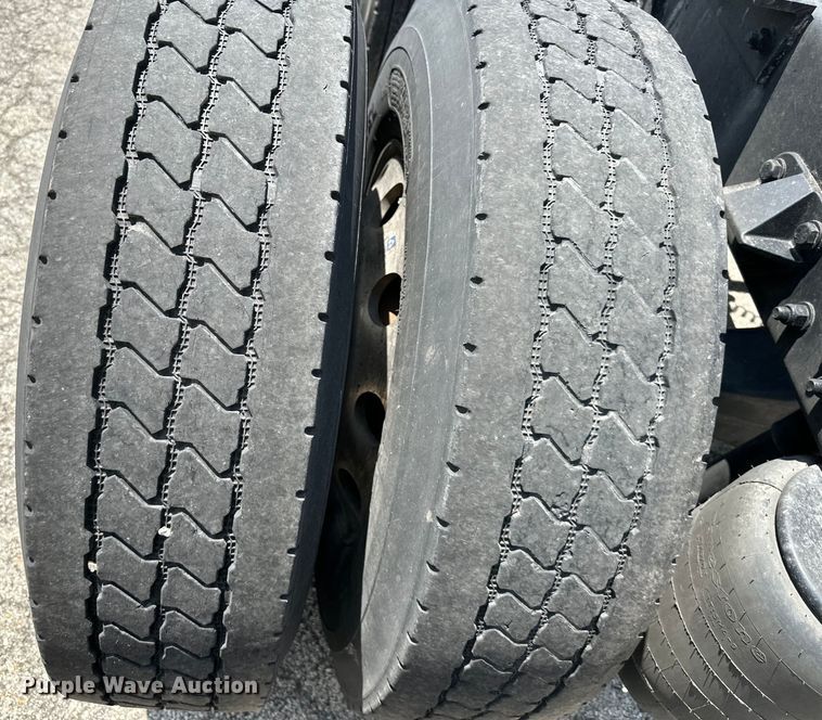 image for item DS4172 2019 Kenworth T680 semi truck