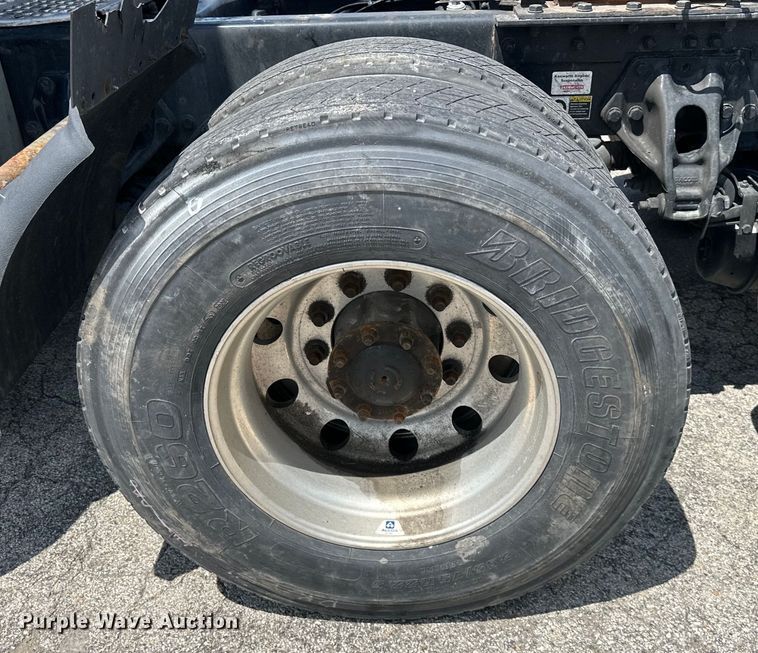 image for item DS4172 2019 Kenworth T680 semi truck