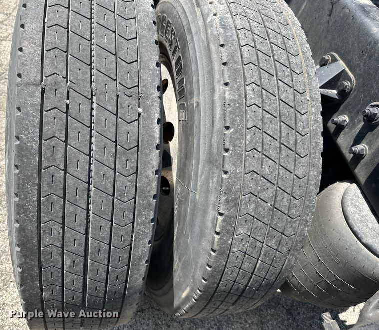 image for item DS4172 2019 Kenworth T680 semi truck