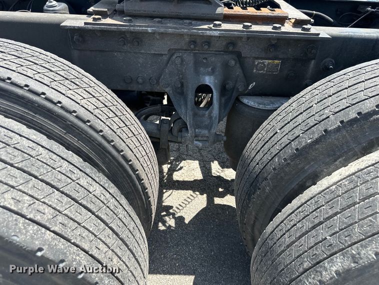 image for item DS4172 2019 Kenworth T680 semi truck