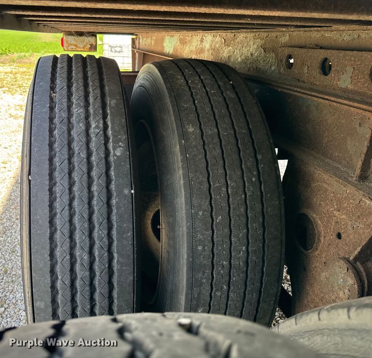 image for item DS5558 1986 Fruehauf  FB91F248LLW2 dry van trailer