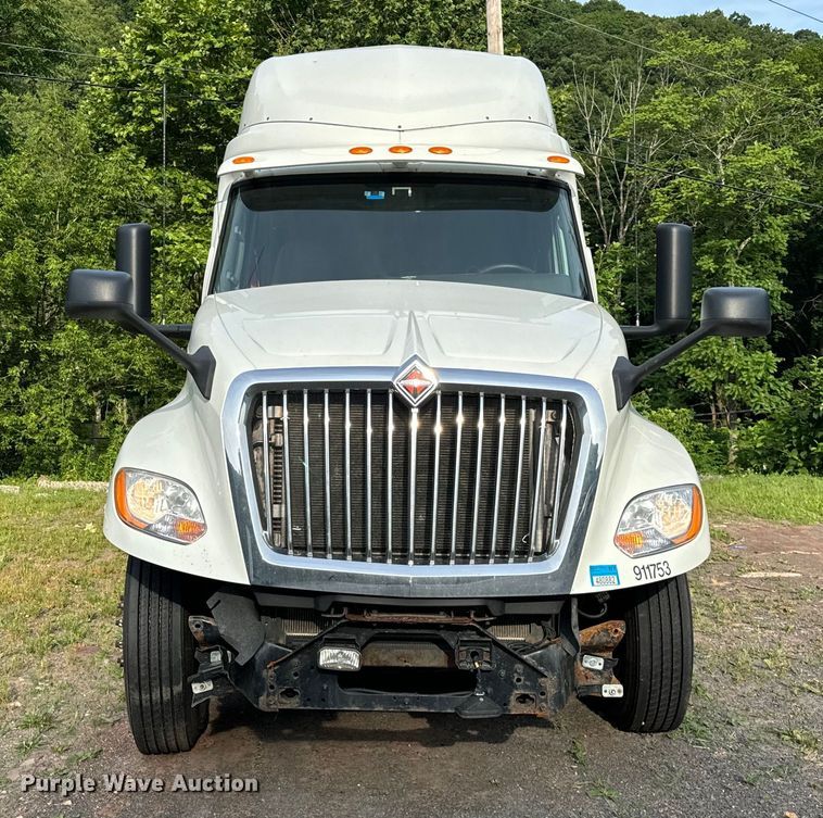 image for item DS5580 2019 International  LT625 semi truck