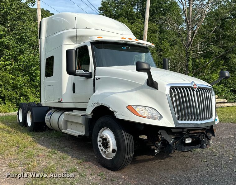 image for item DS5580 2019 International  LT625 semi truck