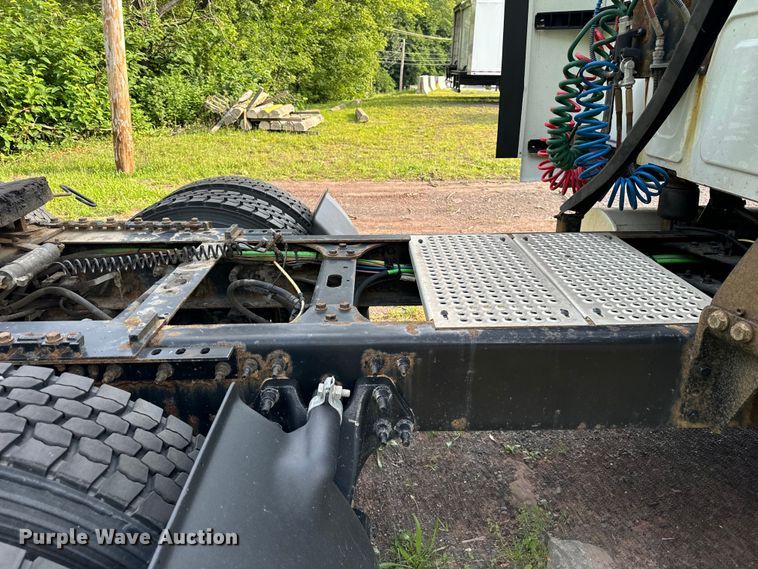 image for item DS5580 2019 International  LT625 semi truck