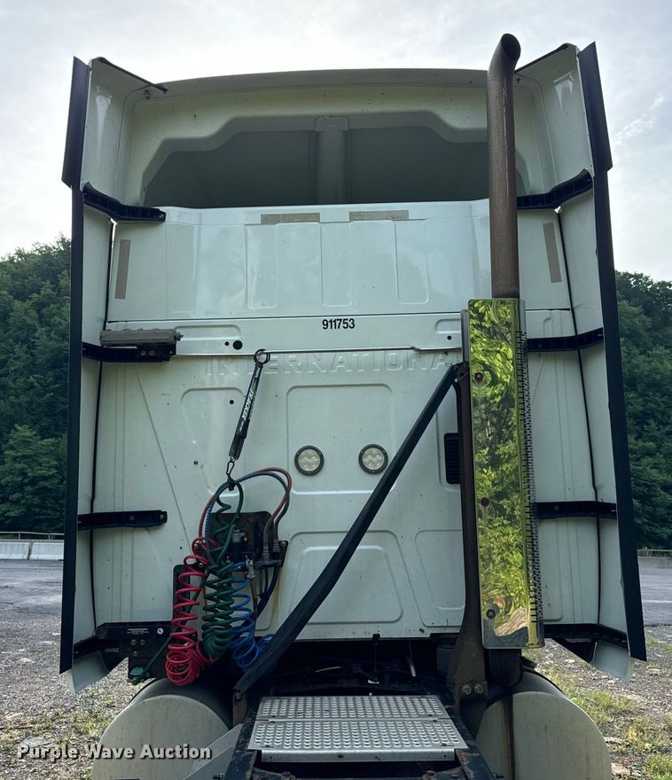 image for item DS5580 2019 International  LT625 semi truck