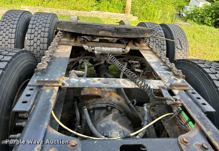 image for item DS5580 2019 International  LT625 semi truck