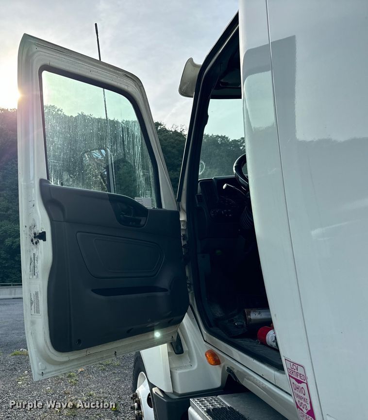 image for item DS5580 2019 International  LT625 semi truck