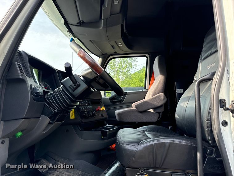 image for item DS5580 2019 International  LT625 semi truck