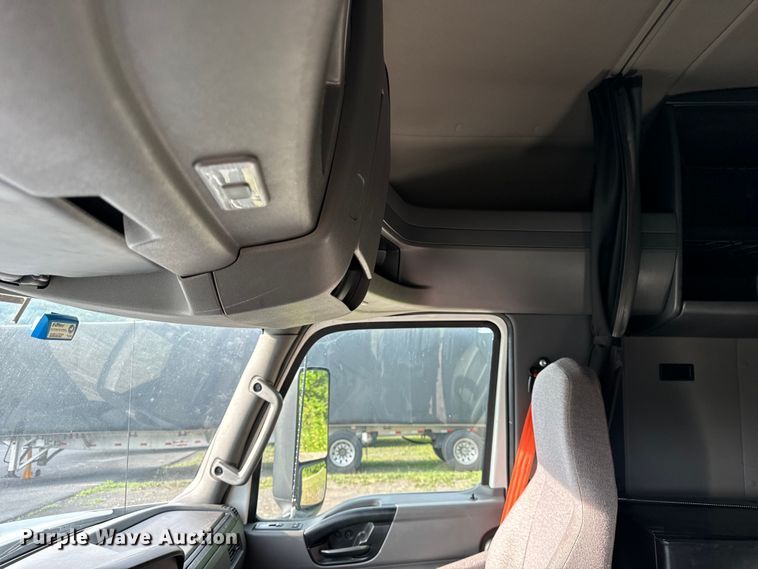 image for item DS5580 2019 International  LT625 semi truck