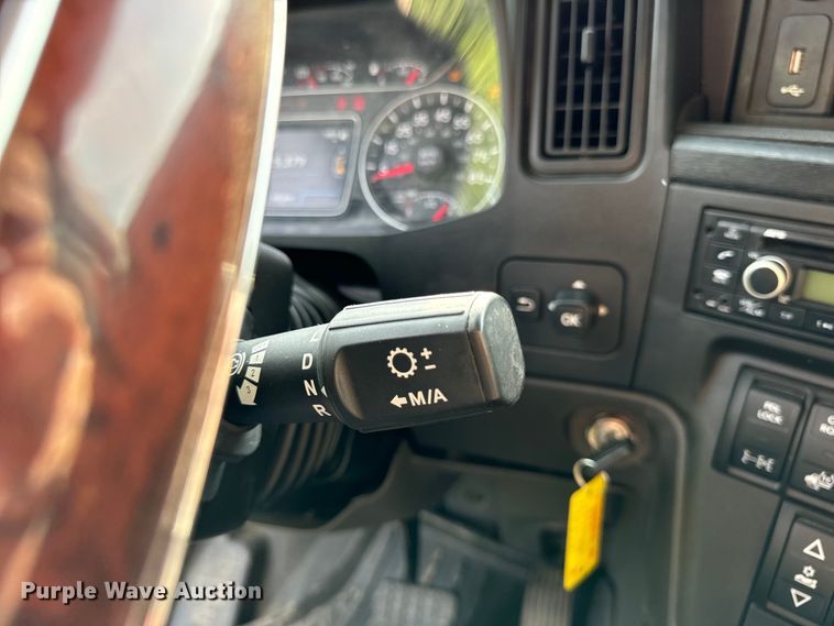 image for item DS5580 2019 International  LT625 semi truck