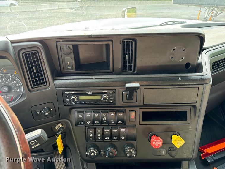 image for item DS5580 2019 International  LT625 semi truck