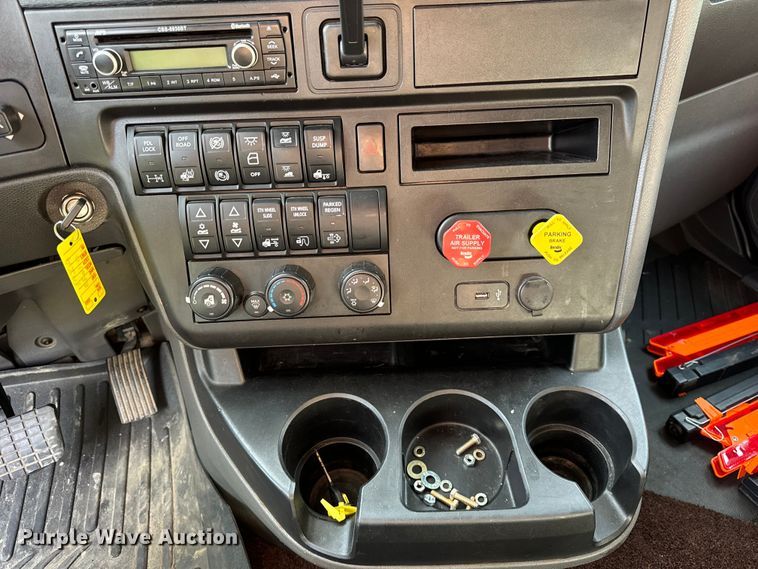 image for item DS5580 2019 International  LT625 semi truck