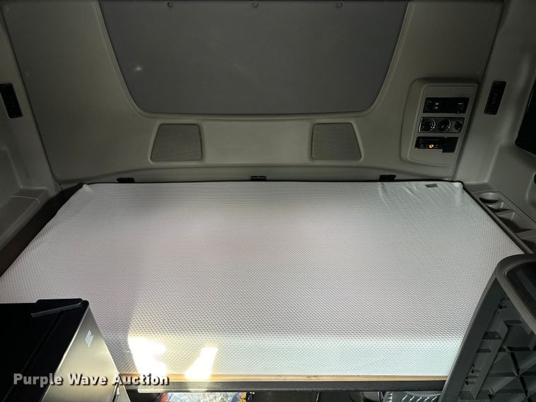 image for item DS5580 2019 International  LT625 semi truck