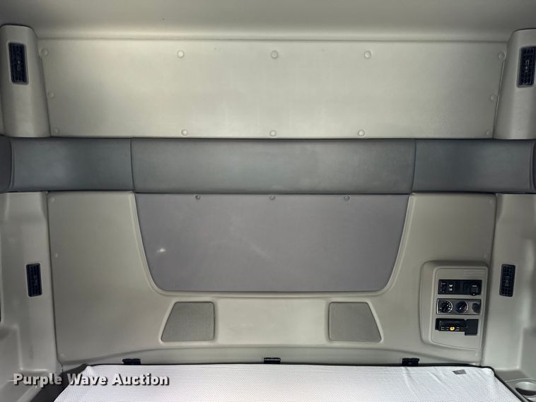 image for item DS5580 2019 International  LT625 semi truck