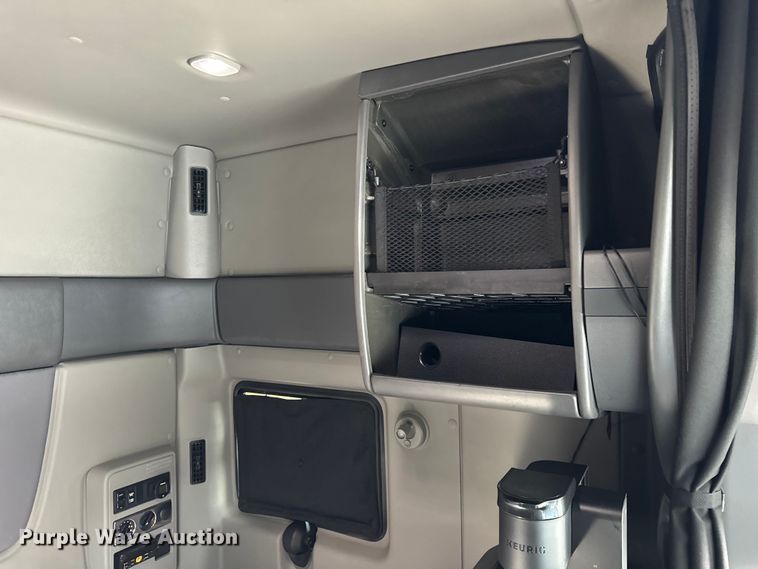 image for item DS5580 2019 International  LT625 semi truck