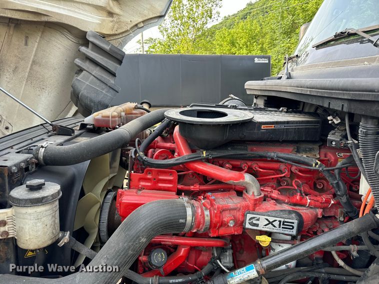 image for item DS5580 2019 International  LT625 semi truck