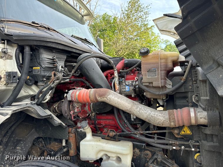 image for item DS5580 2019 International  LT625 semi truck