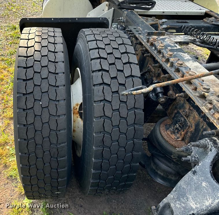 image for item DS5580 2019 International  LT625 semi truck