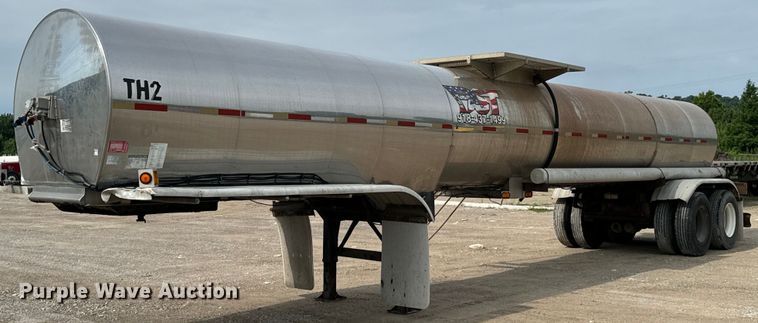 image for item DX0676 1993 Walker Stainless tank trailer